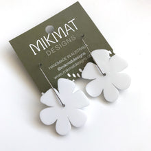 Load image into Gallery viewer, Flower Earrings White
