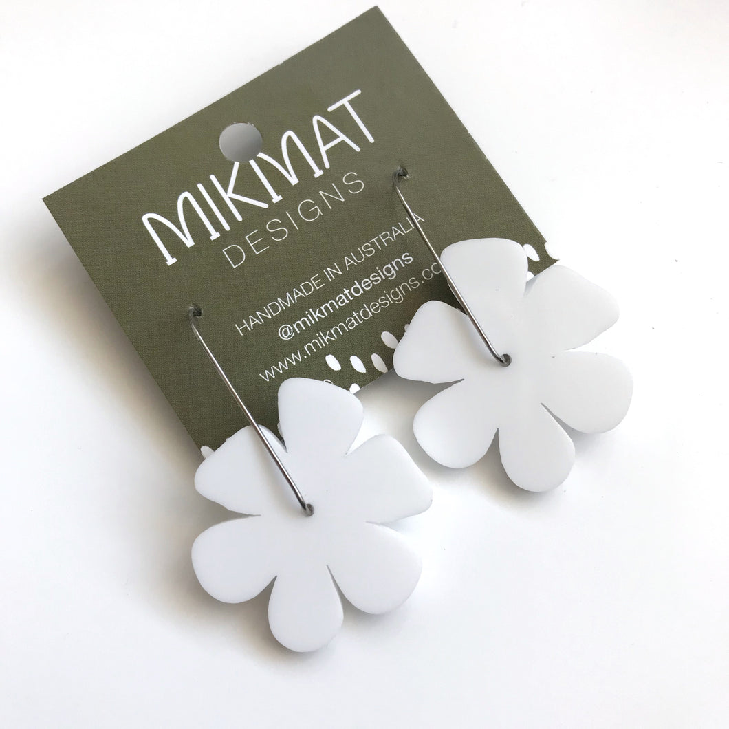 Flower Earrings White