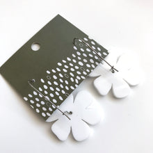 Load image into Gallery viewer, Flower Earrings White
